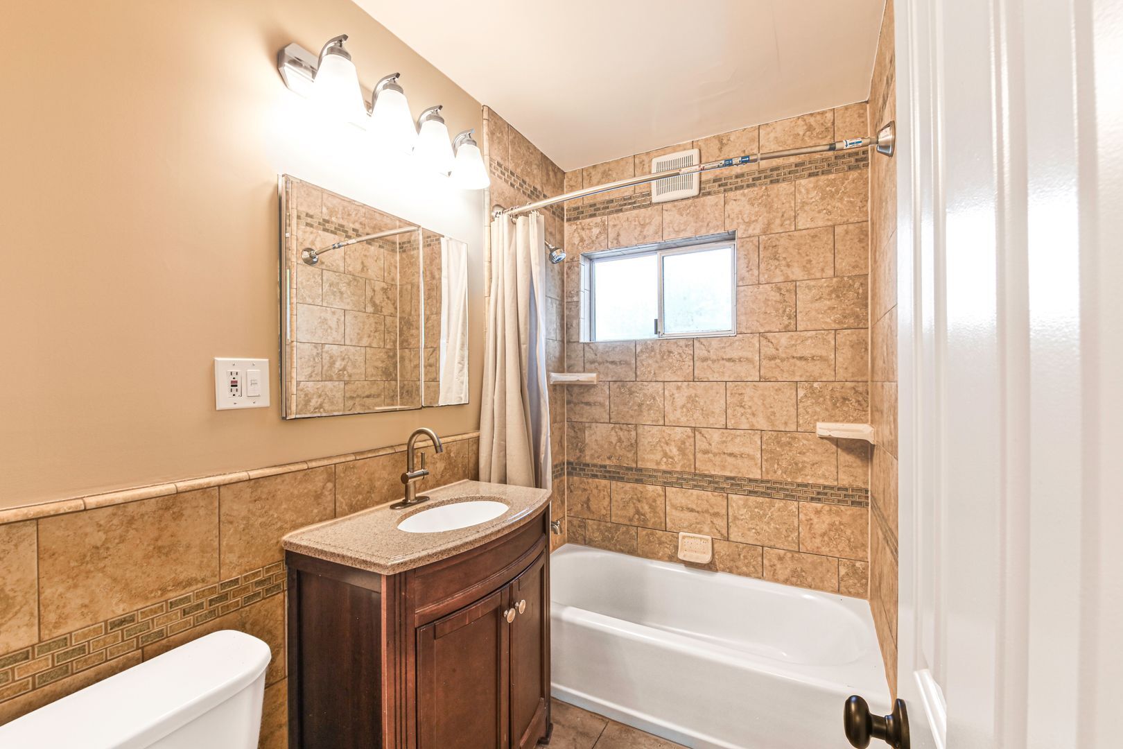 Building Photo - 1427 W Parade St