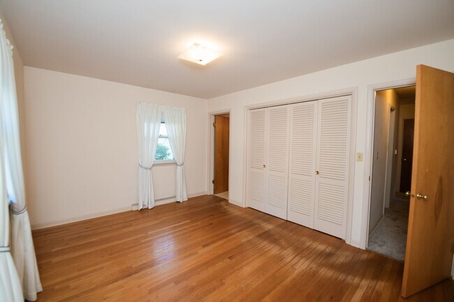 Building Photo - 3 bed 2 bath home in Valparaiso
