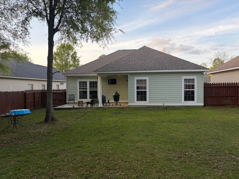 Building Photo - 306 Redbud Cir