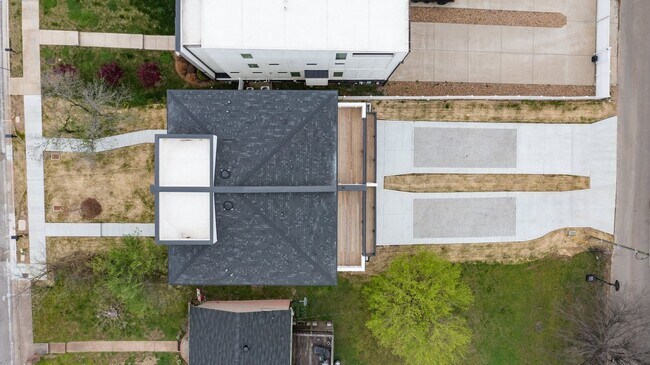 Building Photo - Nashville. Spotless & never been lived in 4BR/4.5BA home + separate office