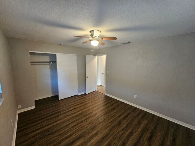 Building Photo - Beautiful 2/2 ~1000Sq. Ft. with NEW floors...