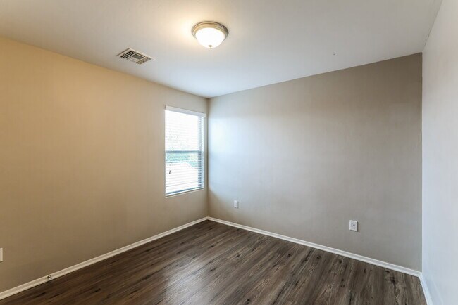 Building Photo - 207 E Calle Vivaz