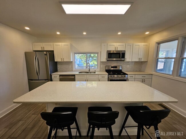 Building Photo - 60 6th Ave