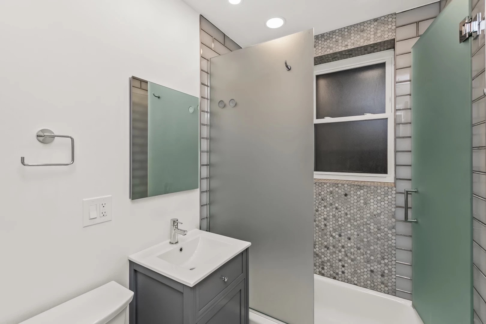 Building Photo - 1323 W Lawrence Ave