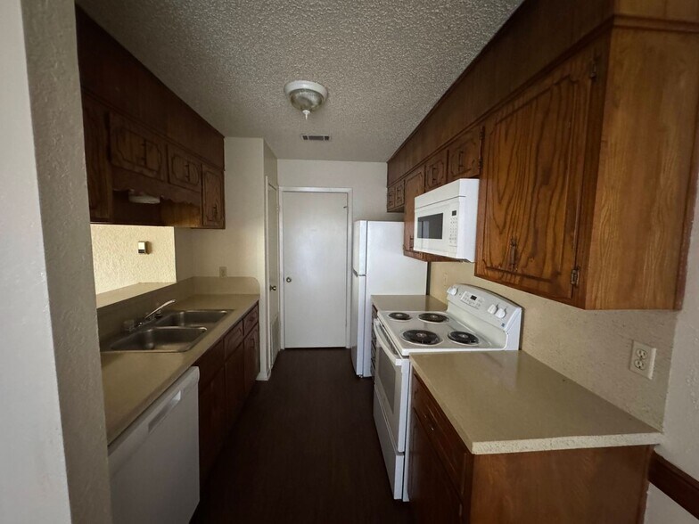 Building Photo - 3002 Chaucer Dr