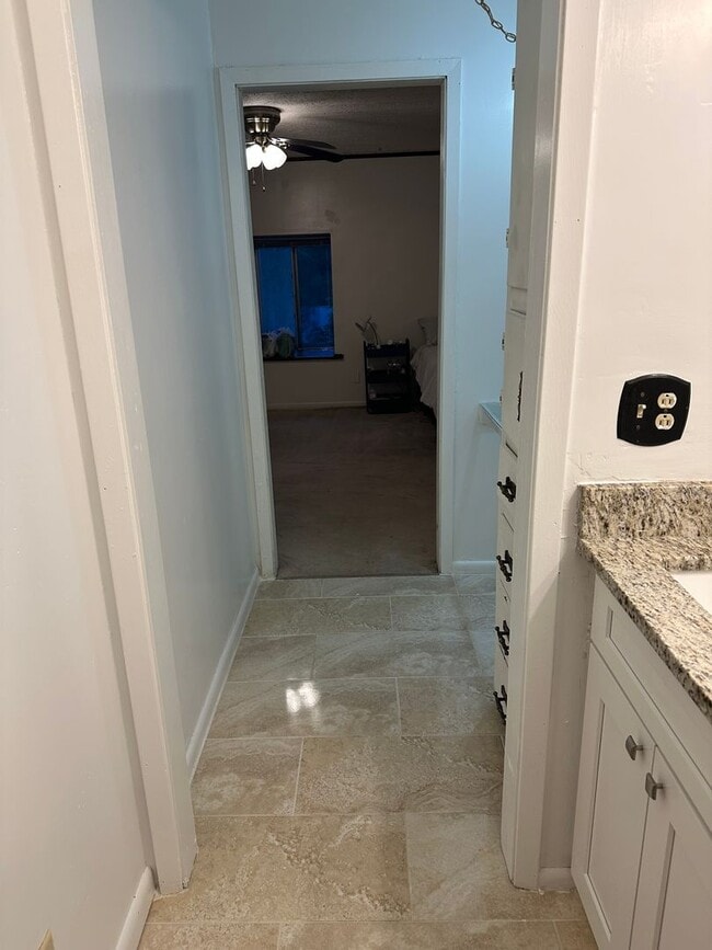 Building Photo - 6 BR 3 BA House in Colonial Hill Community