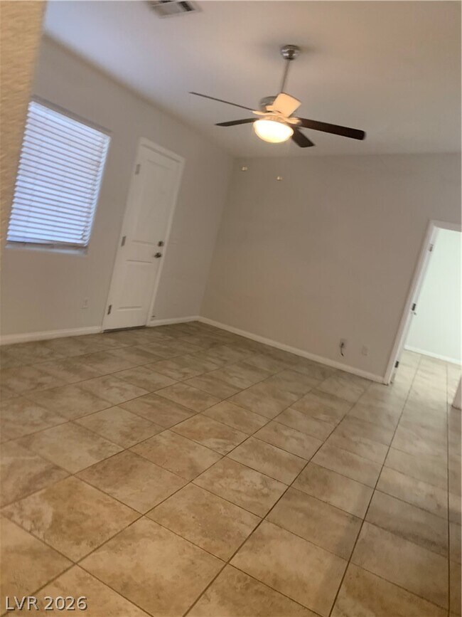 Building Photo - 548 Zuber Ave