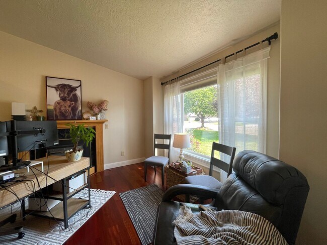 Building Photo - Nice home in great neighborhood
