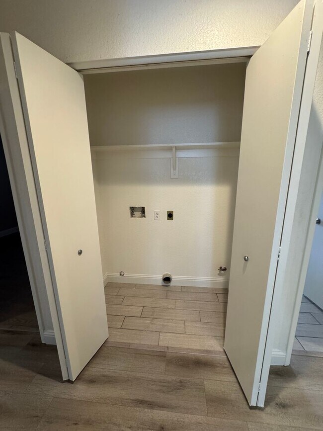 Building Photo - Remodeled Silver Creek Beauty