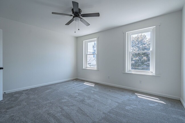 Building Photo - UPDATED FOUR BEDROOM/1.5 BATH TOWNHOME