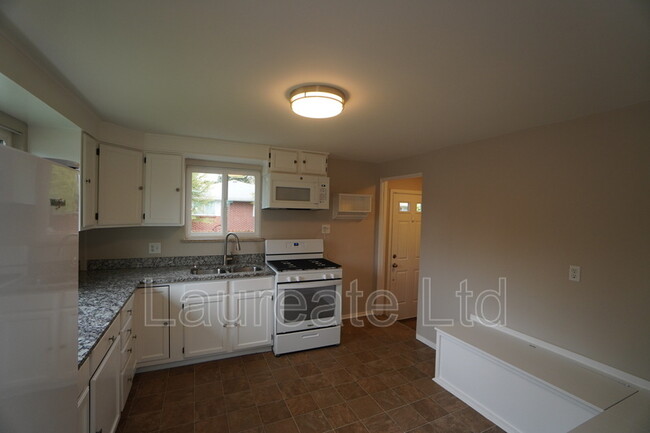 Building Photo - 2258 W Maplewood Ave