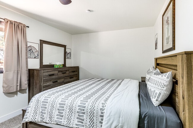 Building Photo - 10 Robbers Roost