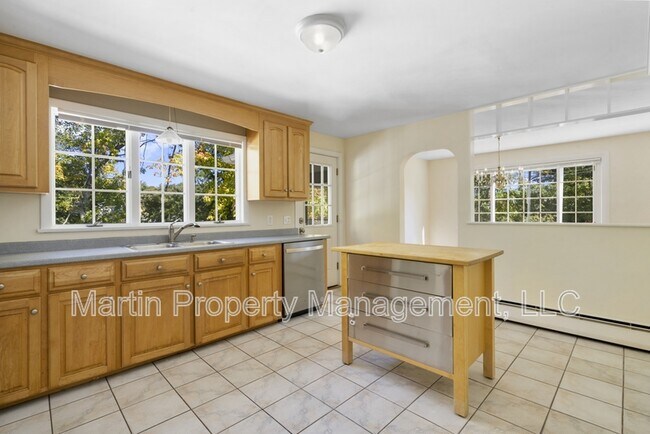Building Photo - 27 Hermon St