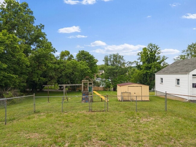 Building Photo - 4 Bedroom/1 Bathroom Home with Fenced Yard Available in SE Roanoke!