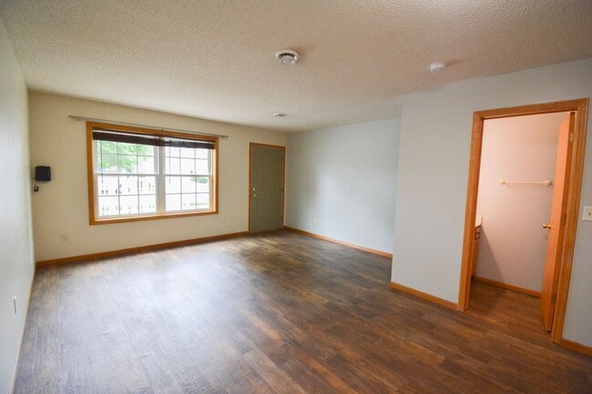 Building Photo - Spacious 2-story townhouse with extra gara...