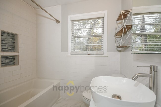 Building Photo - 3 Bedroom, 1 Bath Home in Castlewood of West Ashley