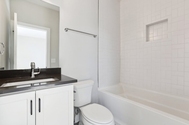 Building Photo - 107 E 9th St