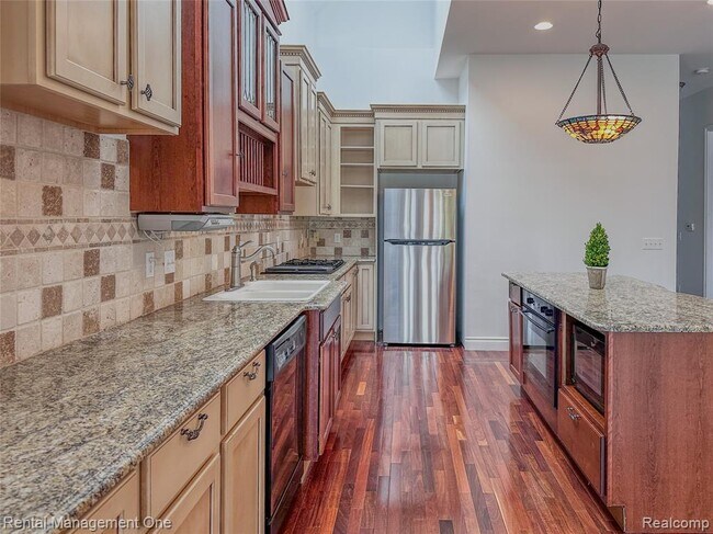 Building Photo - 5742 Putnam Dr