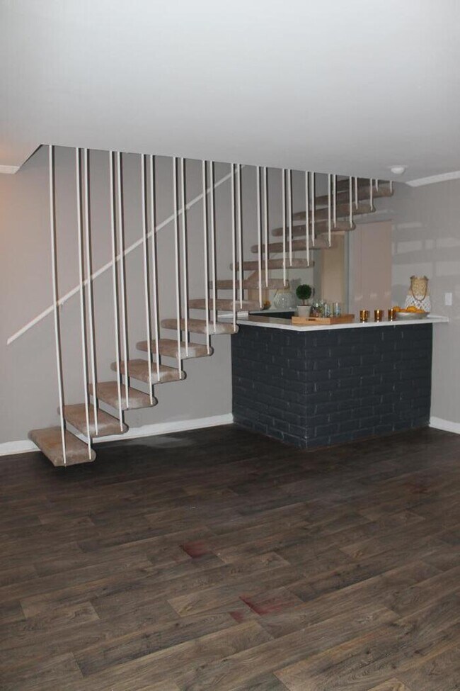 Building Photo - 777 Bateswood Dr