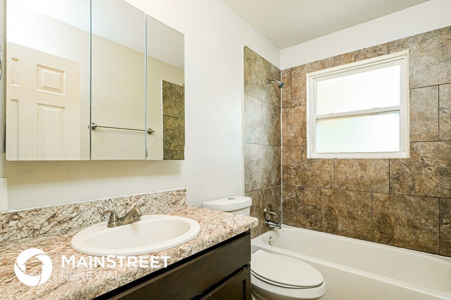 Building Photo - 725 Bellarmine Ln