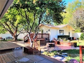 Building Photo - Adorable Cozy Large Studio House/ w Large ...
