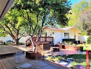 Building Photo - Adorable Cozy House/ w Large garage