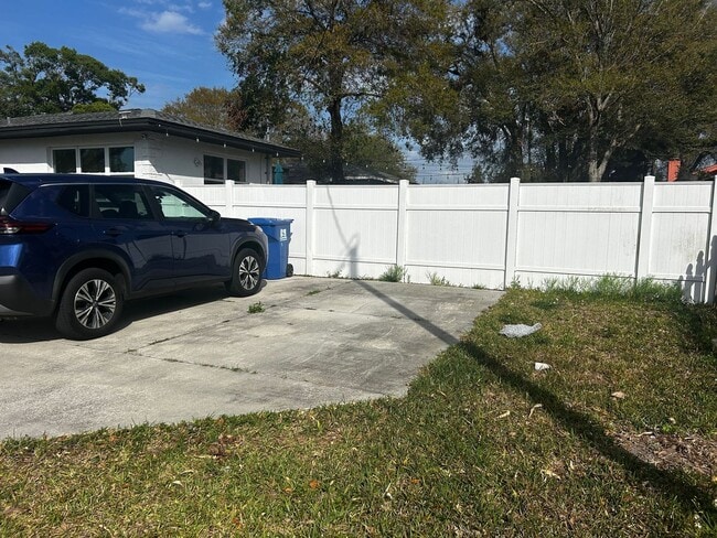 Building Photo - Cozy 2-Bedroom Home in the Heart of St. Petersburg