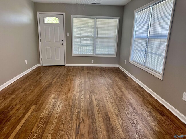 Building Photo - 3111 Hale Dr SW