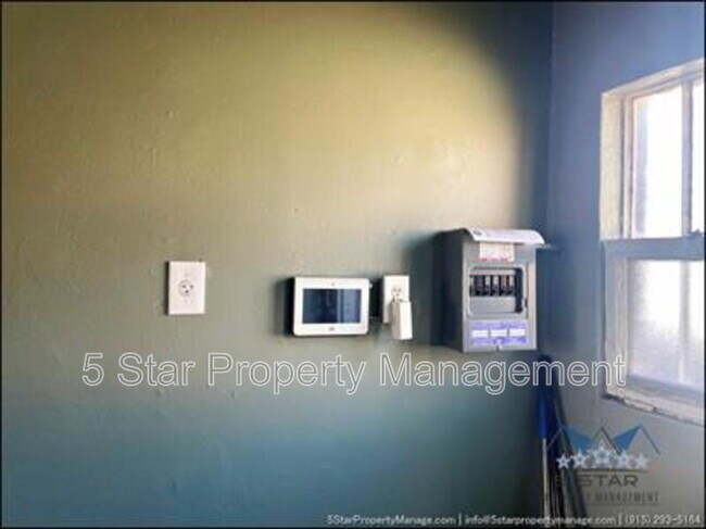 Building Photo - 1909 Yandell Dr