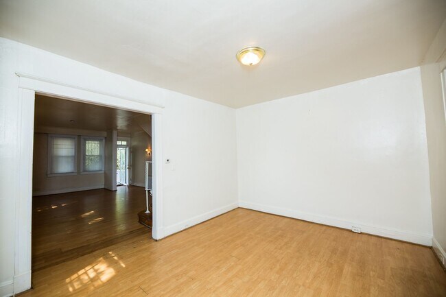 Building Photo - 2026/2027 JHU Off-Campus 5bd/3ba Charles Village w/ W/D & parking!.. Available 6/9/26
