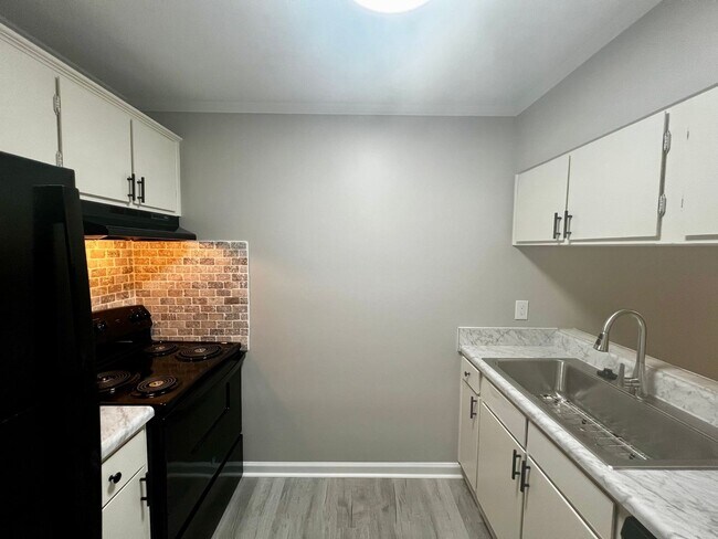 Building Photo - 5853 Century Oaks Dr
