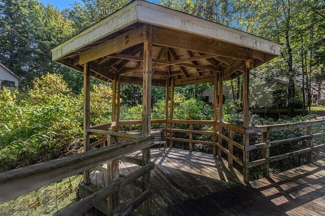 Building Photo - Like New 5 Bedroom - Close to the lake!