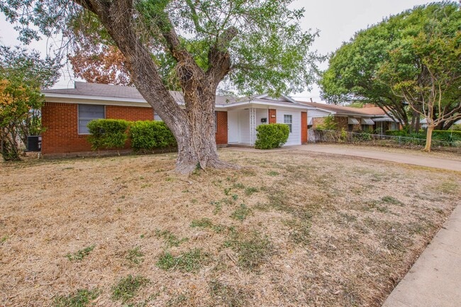 Building Photo - 3 Bedroom/2 Bathroom  House for Lease
