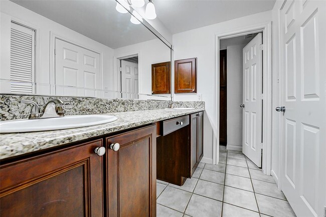 Building Photo - 2255 Braeswood Park Dr
