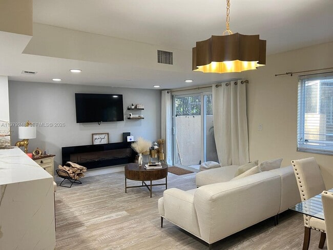 Building Photo - 568 N University Dr