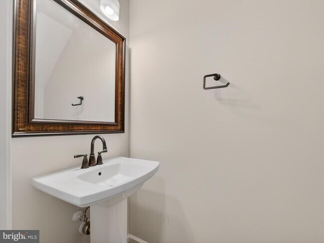 Building Photo - 6055 Wicker Ln