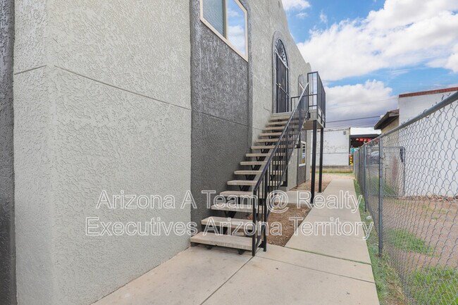 Building Photo - 312 E 24th St