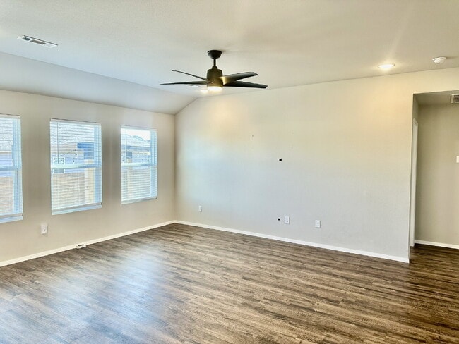 Building Photo - 920 Queen St