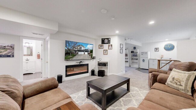 Building Photo - Beautiful Home in the Ridge Crest Neighbor...