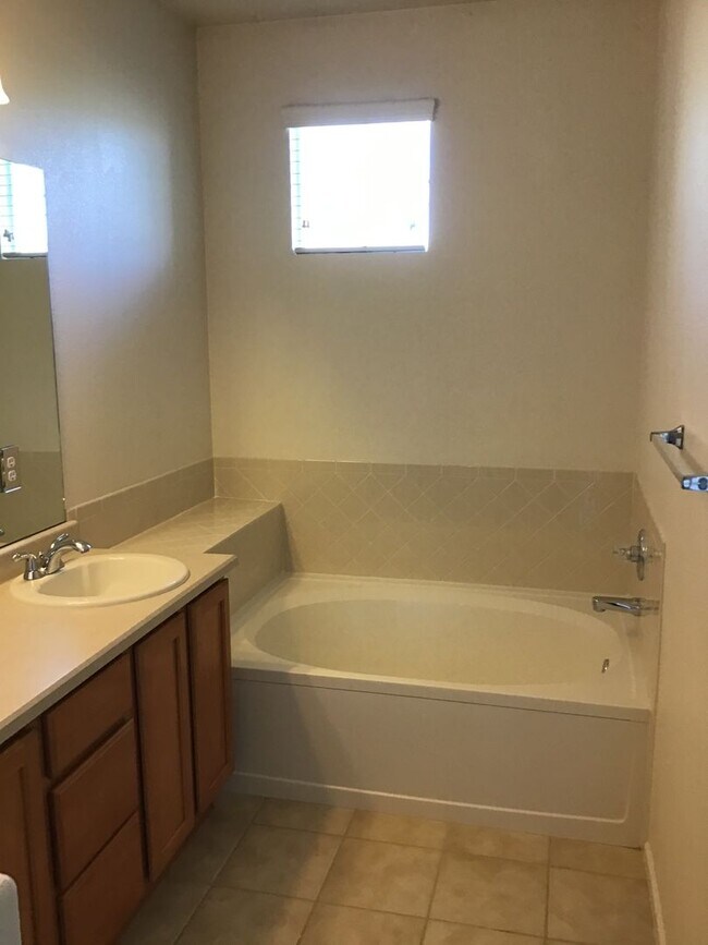 Building Photo - 3 bed 2.5 bath townhome for rent at Cherry landing 80016