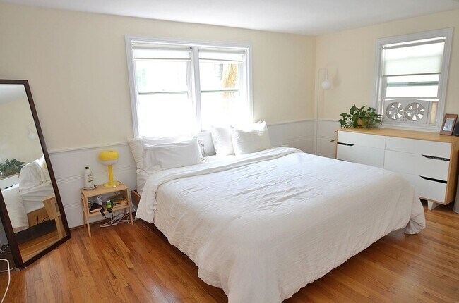 Building Photo - 2 Bedroom/1 Bath Unfurnished Back house 2nd floor