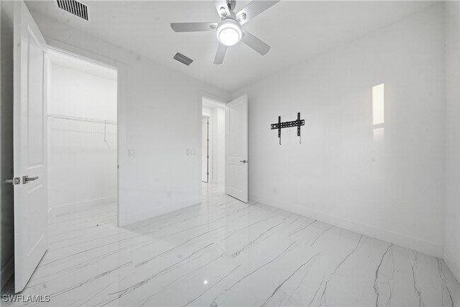 Building Photo - 1124 NE 35th Ln