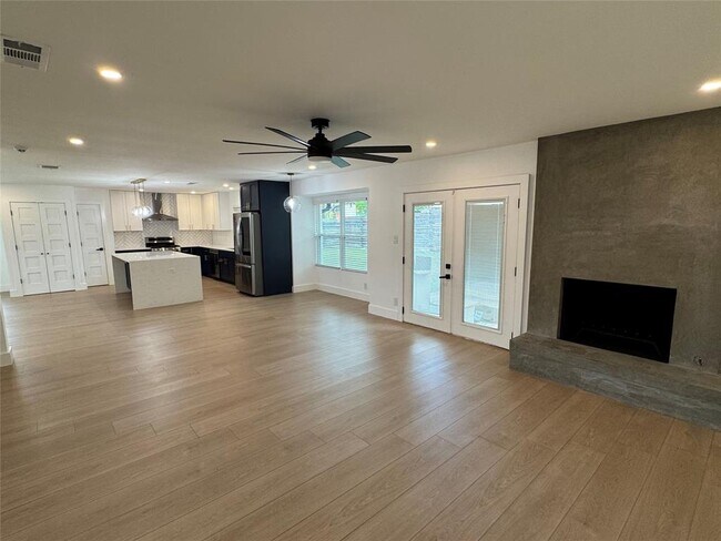 Building Photo - 5805 N Hampton Dr