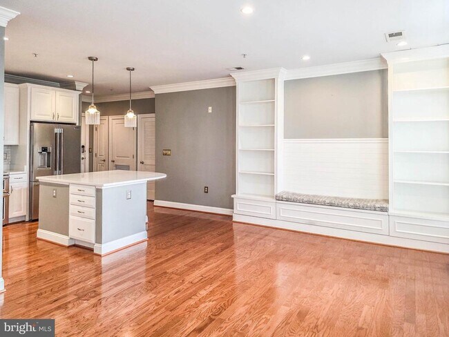 Primary Photo - 1023 N Royal St