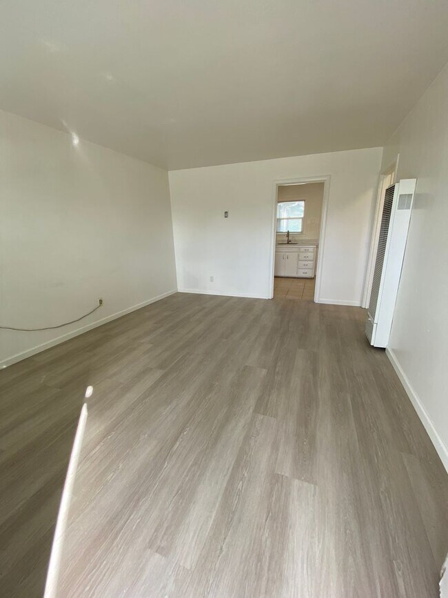 Building Photo - Rent Reduction!! 1bed/1bath Duplex within walking distance of Downtown Fairfield