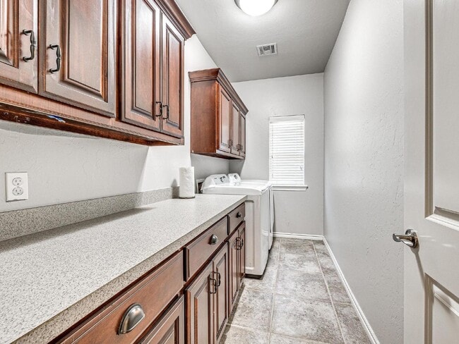 Building Photo - Elegant 3-Bedroom Home in Thornbrooke Village – All Bills Paid