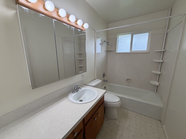 Building Photo - 744-746 E 200 N