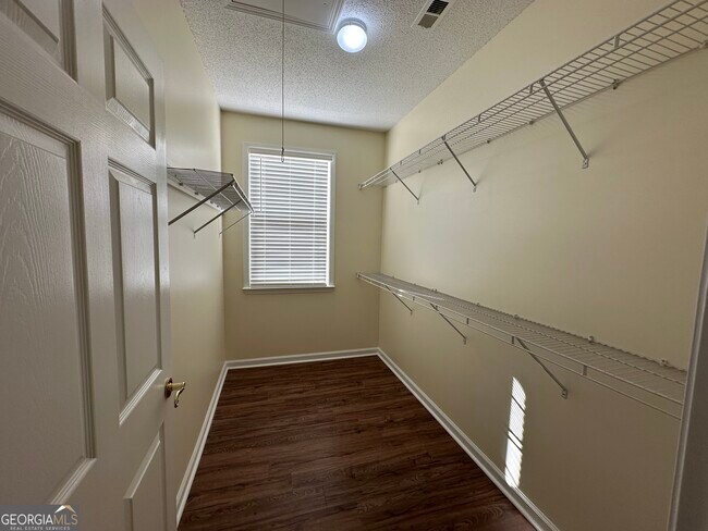 Building Photo - 124 Cottesford Dr SW