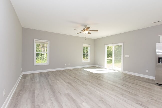 Building Photo - MOVE-IN READY $300 off first month