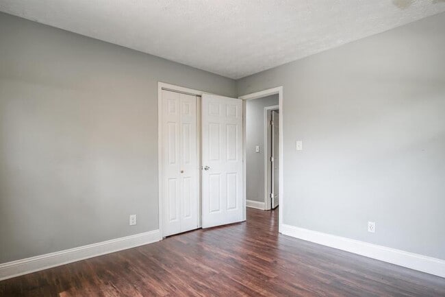 Building Photo - 3309 Poplar Dr